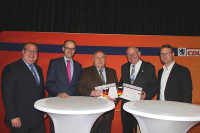 Kreisparteitag Mai 2017 - 40 Jahre in der CDU: Ehrung durch Bundestagsabgeordneten Michael Brand (2.v.l.) mit Fraktionschef Stephan Paule (links) und Kreisvorsitzendem Dr. Jens Mischak (rechts) für Dr. Hans Heuser (Mücke) und Kurt Wiegel (Lauterbach).