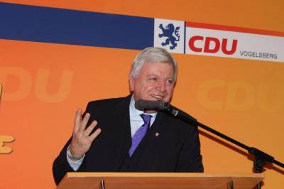 Bouffier in Homberg - CDU-Landeschef Volker Bouffier warnte in Homberg (Ohm) vor der AfD, die kein aufrechter Demokrat wählte dürfte.