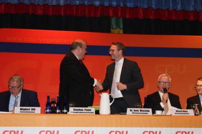 Kreisparteitag 30.04.2016 - CDU-Kreistagsfraktionschef Stephan Paule (links) gratuliert Dr. Jens Mischak zu seiner Wiederwahl als CDU-Kreisvorsitzender