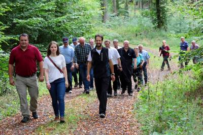 Kreiswandertag 2016 - Tobias Behlen (vorne Mitte) führte fachkundig durch die Umgebung Eifas und erläuterte den CDU-Wanderern Grundlagen der Waldbewirtschaftung.

 